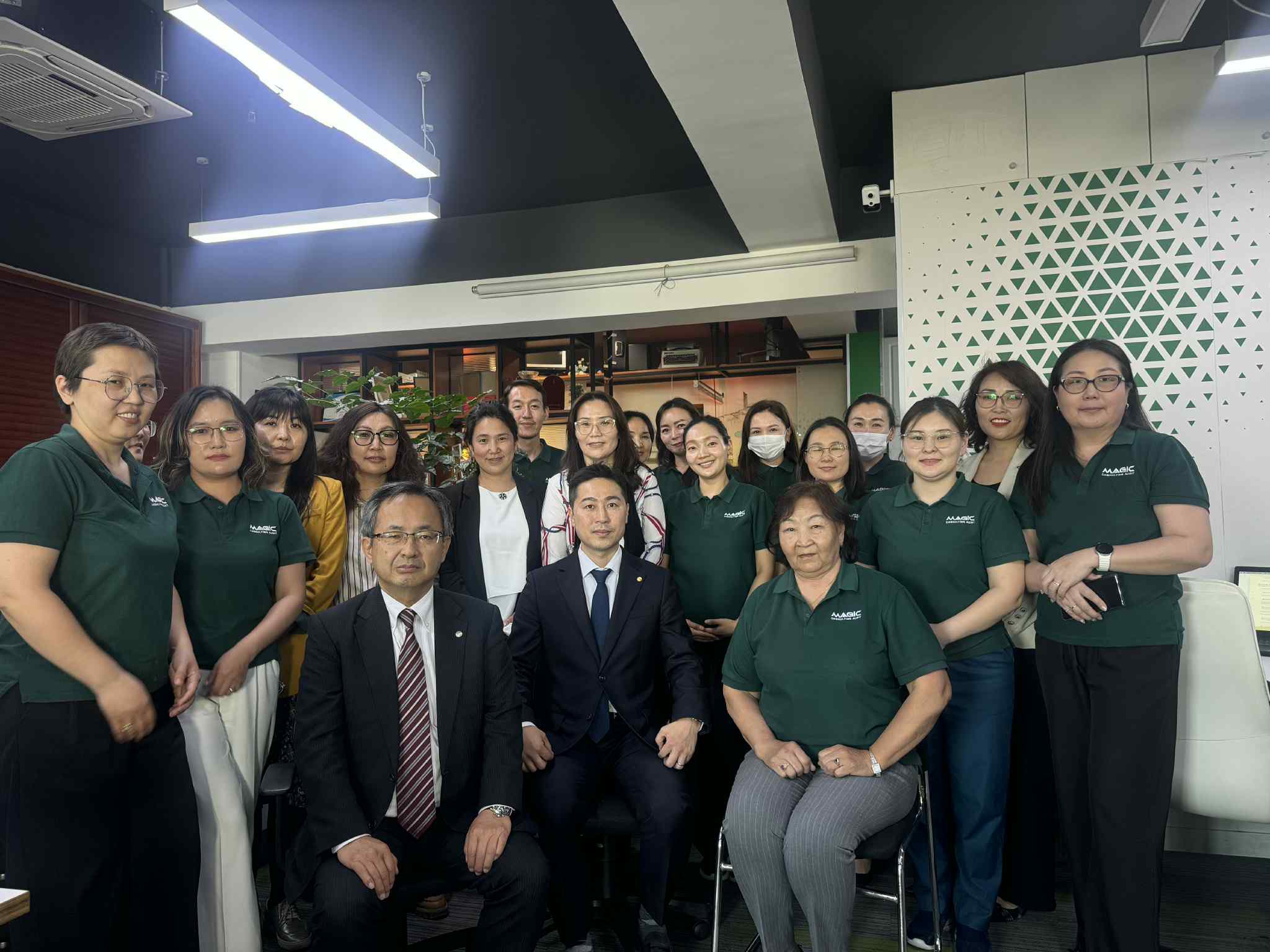 ЯПОН БОЛОН БНСУ-ЫН ТАТВАРЫН МЭРГЭШСЭН ЗӨВЛӨХ ҮЙЛЧИЛГЭЭ ЭРХЛЭГЧ КОМПАНИУДЫН УДИРДЛАГУУД “МЭЖИК КОНСАЛТИНГ АУДИТ” ХХК-ААР ЗОЧИЛЛОО.