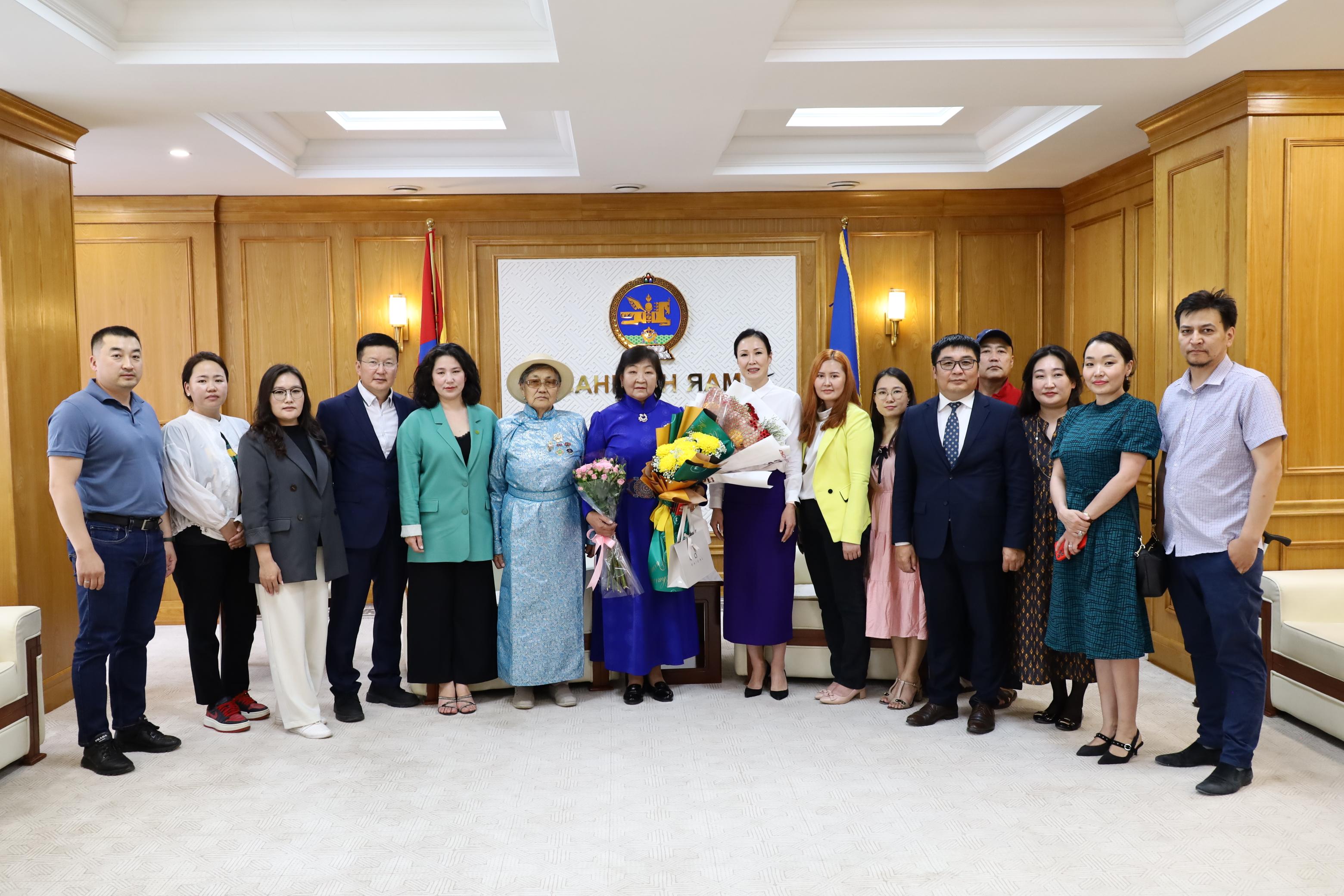 “Мэжик консалтинг Аудит” ХХК-ийн аудитор, аудитын партнер Д.Түмэнжаргал Төрийн дээд шагналаар, санхүүгийн багш Г.Оюунтуяа Засгийн газрын салбарын тэргүүний ажилтан цол тэмдгээр тус тус шагнагдлаа.